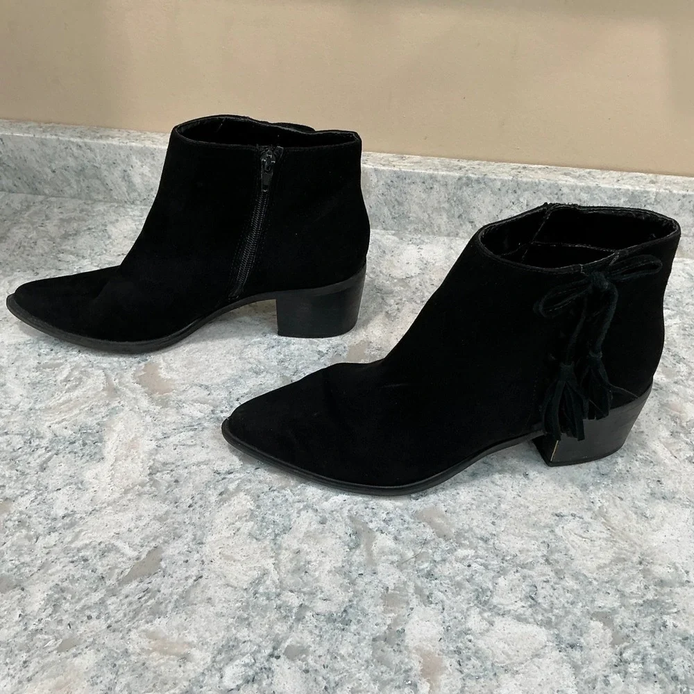 Betsey Johnson Ankle Boots Autumnn 9M Black Suede Tassel Block Heel Pointed Toe